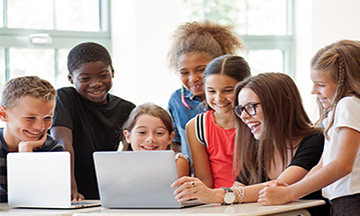 College student views video and screen recording of a distance learning class